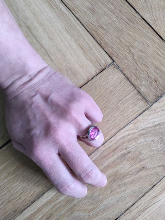 Pierścionek z różowym, dużym oczkiem, z regulacją obwodu