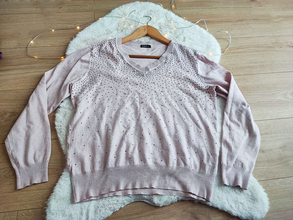 Śliczny sweterek damski plus size wiskoza w serek z perełkami