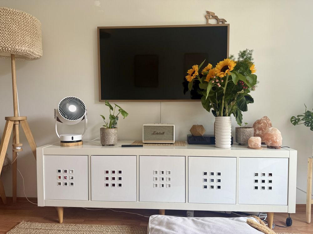 Komoda Ikea na drewnianych nóżkach