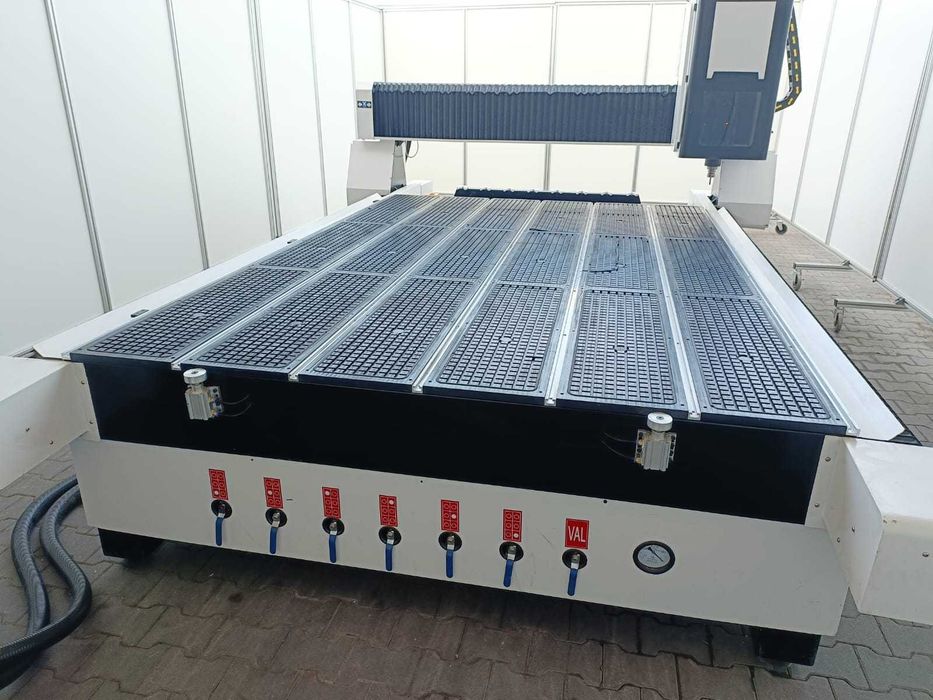 Ploter CNC 2130 wrzeciono 9kW ATC magazyn x8 napędy servo stół vacum