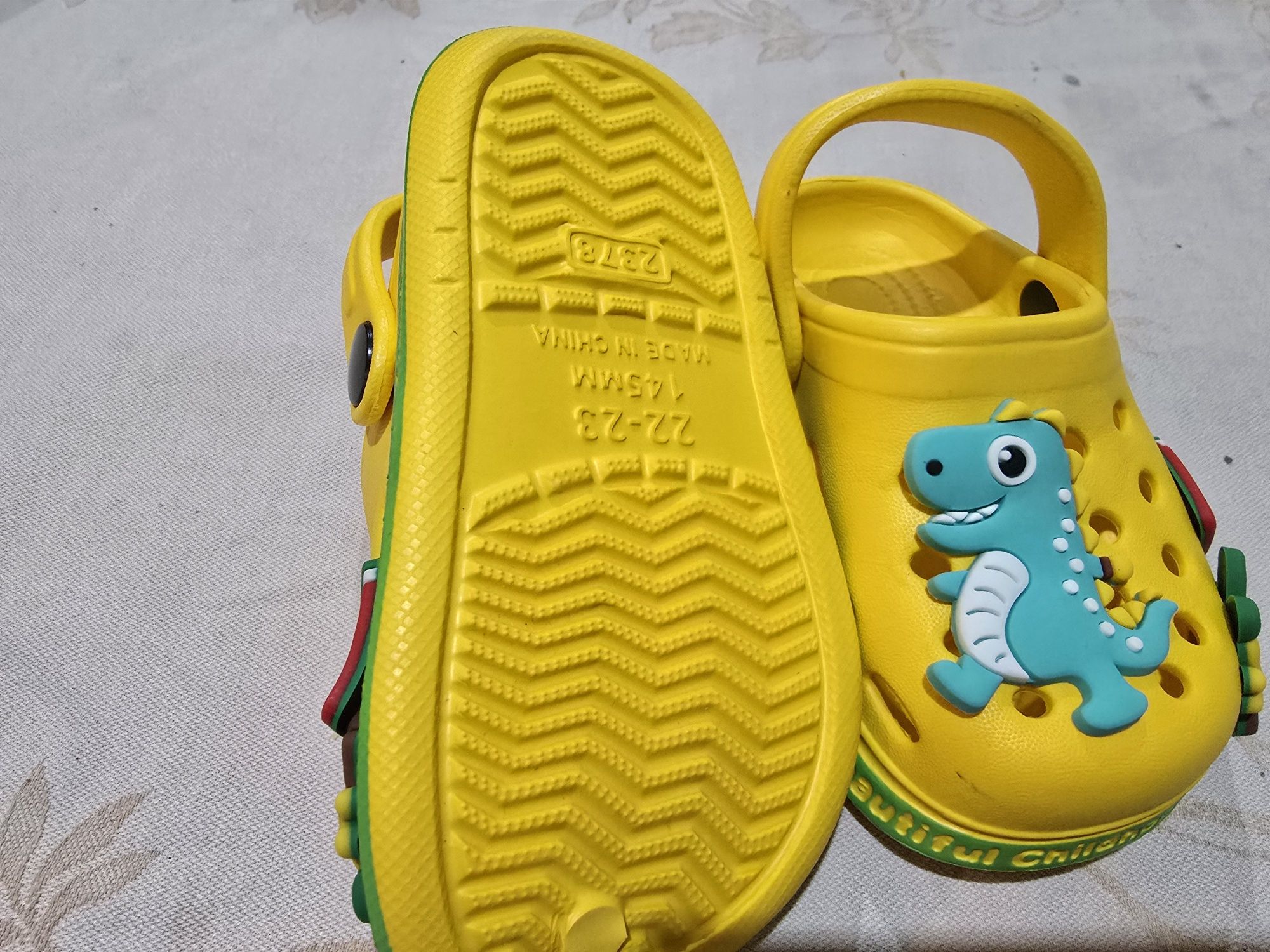 Crogs criança com bonecos
