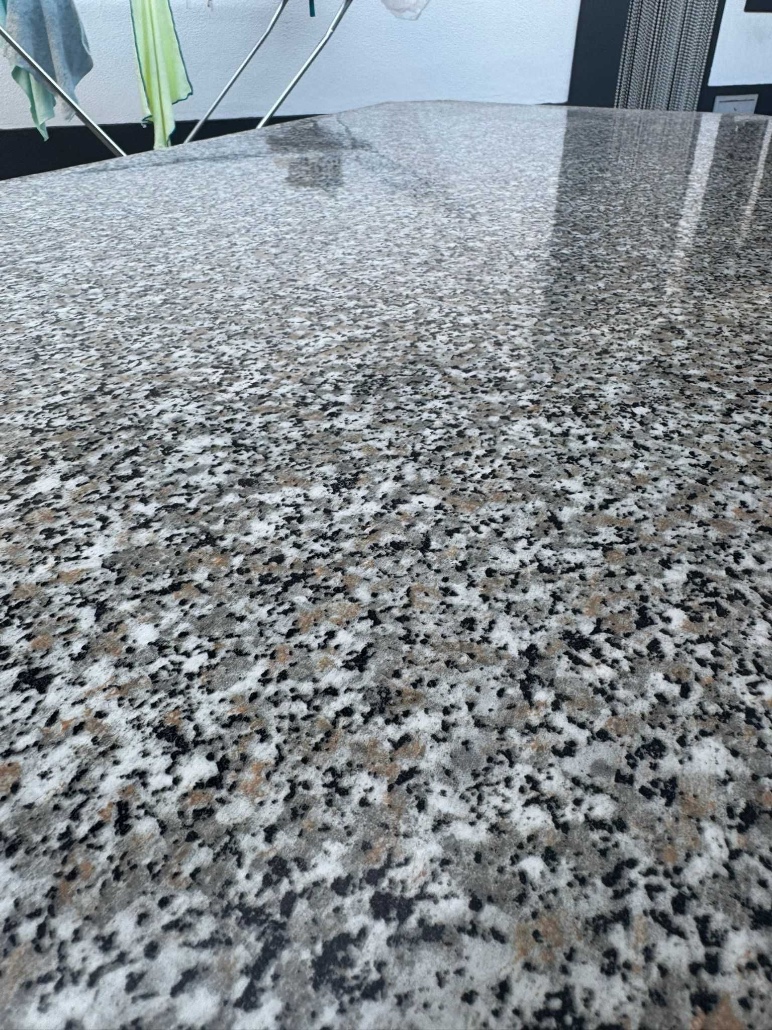 Mesa de cozinha em bom estado