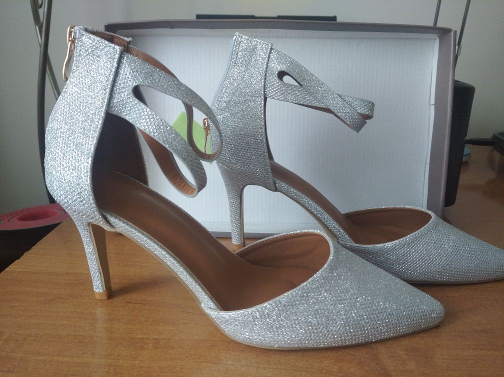 Srebrne czułenka brokatowe buty na obcasie