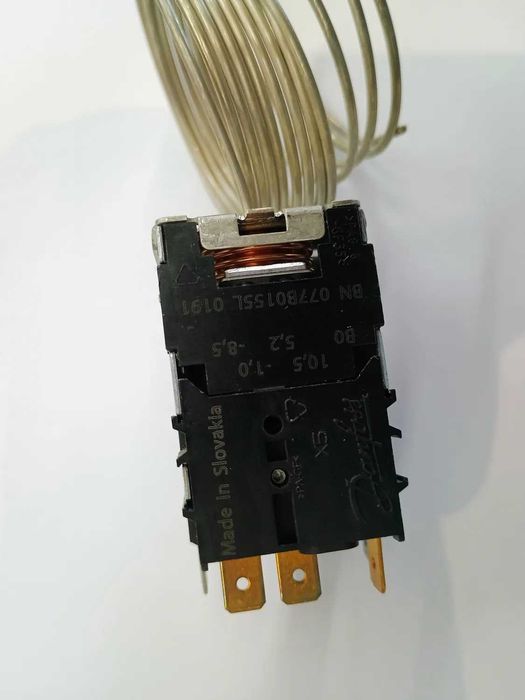 Termostat witryny chłodniczej 077B0155 DANFOSS