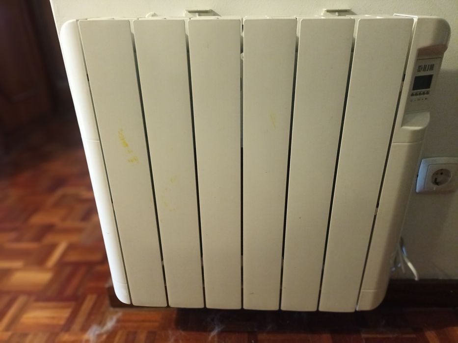 Aquecedor de parede a óleo eléctrico.