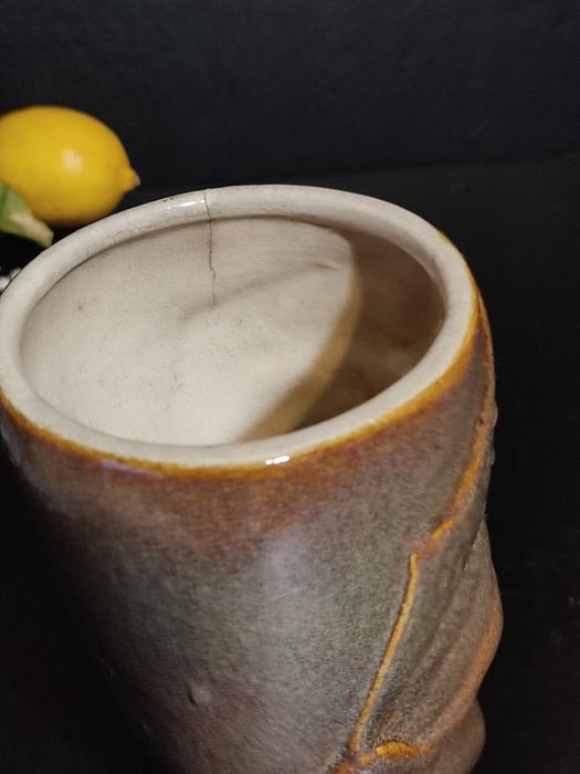 Ceramiczny Wazon, doniczka - głowa pełna kwiatow