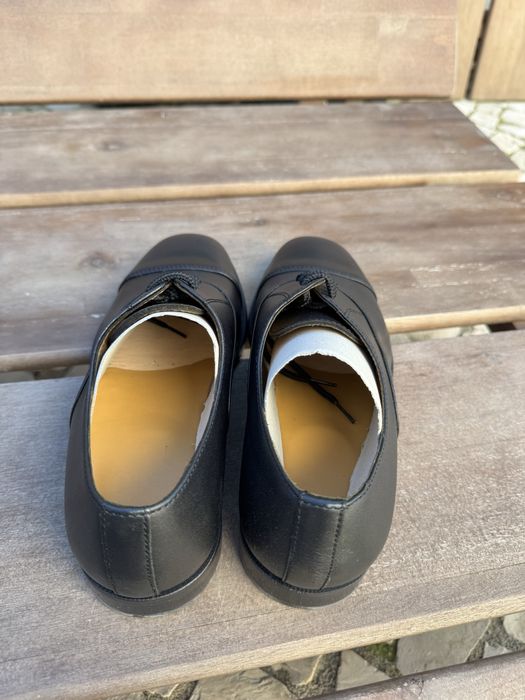 Sapatos pretos novos