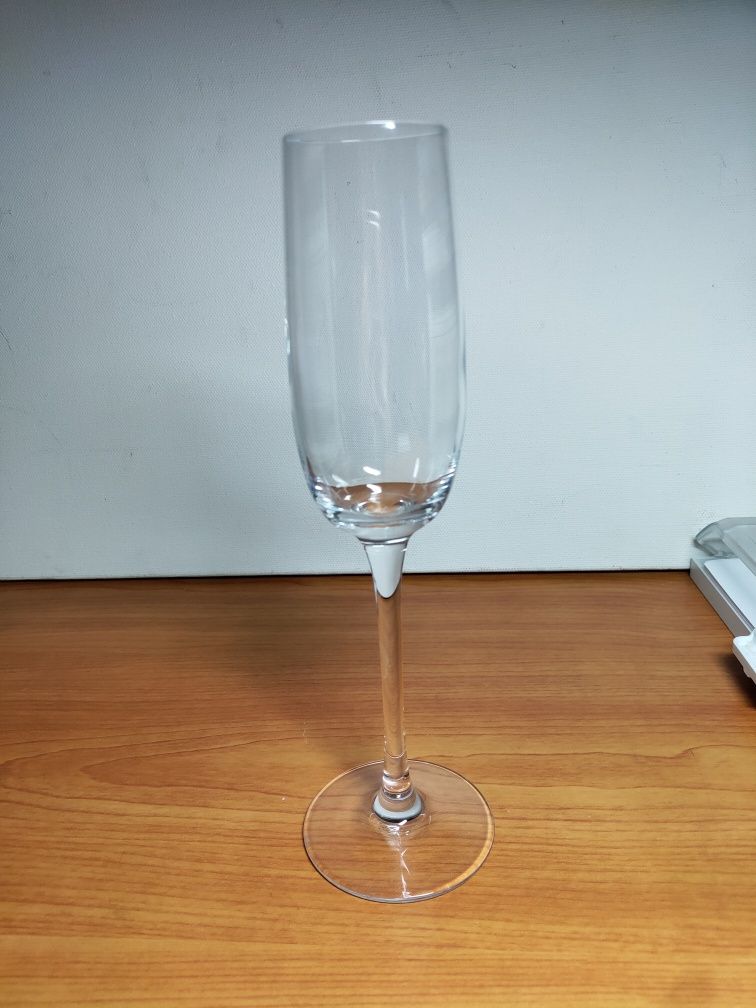 Стеклянный бокал для шампанского
