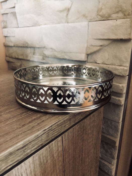 Piękna dekoracyjna tacka miska srebrna podstawka