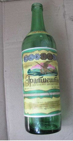 Бутылка от молдавского коллекционного вина Гратиешты !972 года урожая
