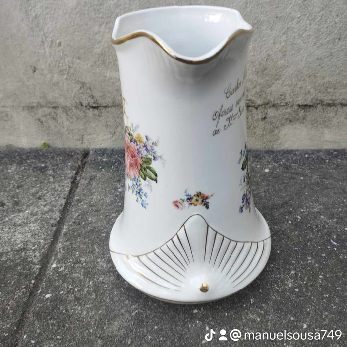 Vendo esta caneca muita bonita bom estado da vitalerge