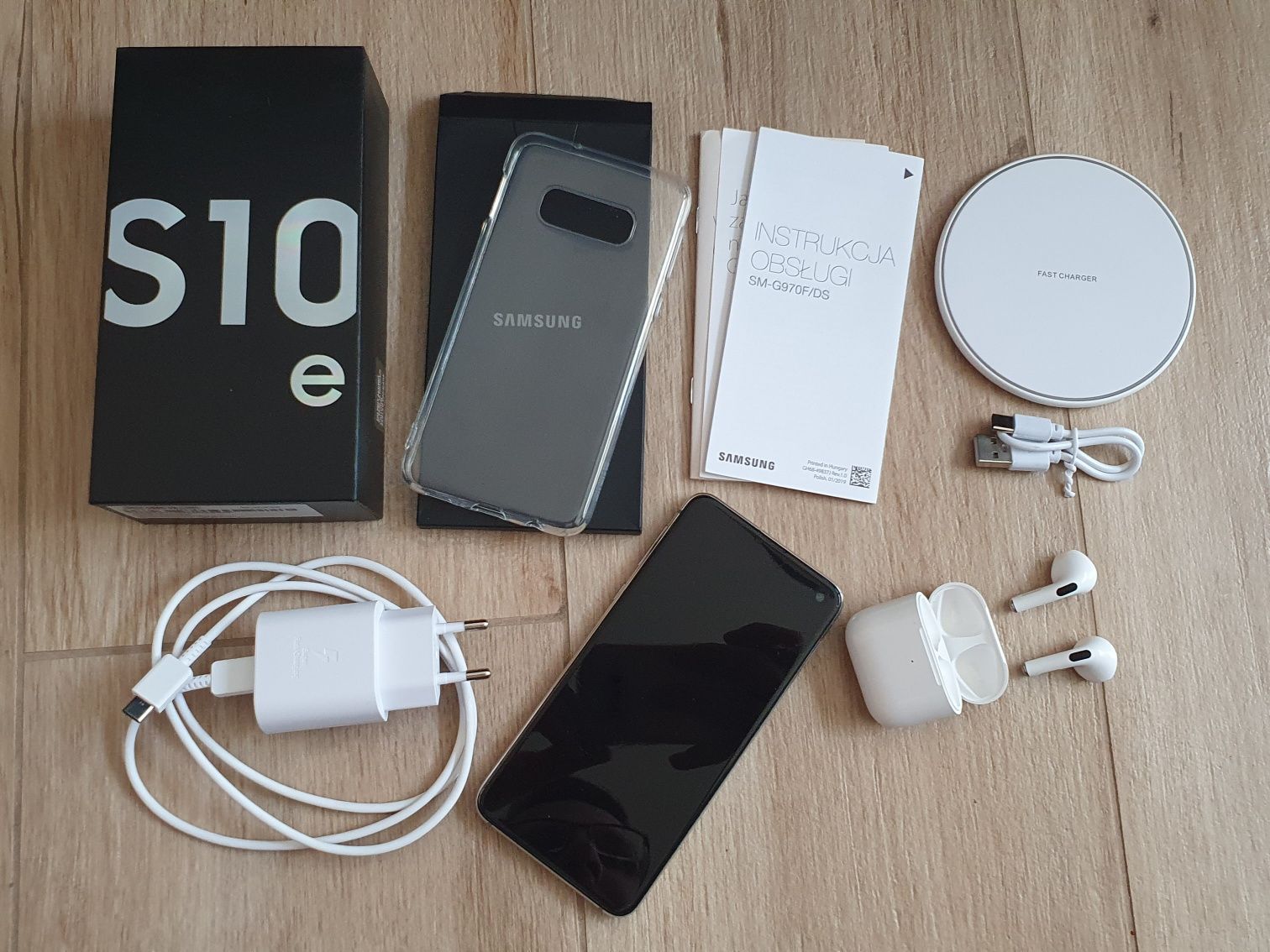 Samsung Galaxy S10e + ładowarka indukcyjna, słuchawki airpods, etui