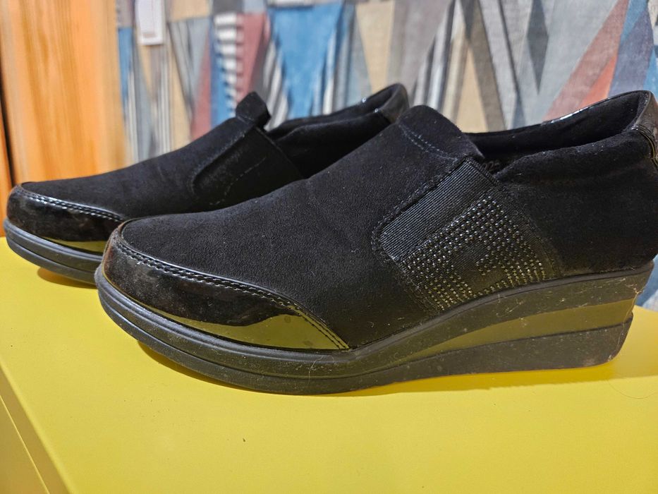 Wsuwane botki na koturnie