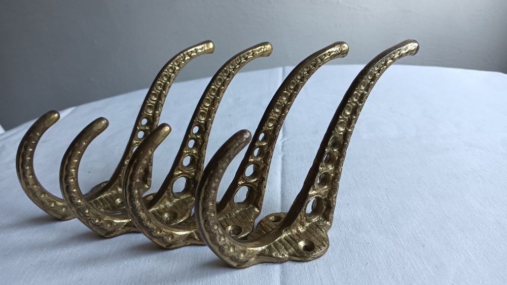 Stare dekoracyjne wieszaczki z mosiądzu.