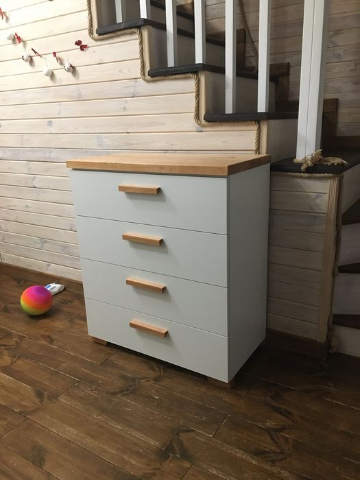 Комод з елементами дерева