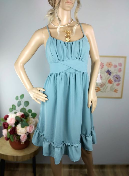 Elegancka sukienka wiązana na plecach rozkloszowana falbany koktajlowa