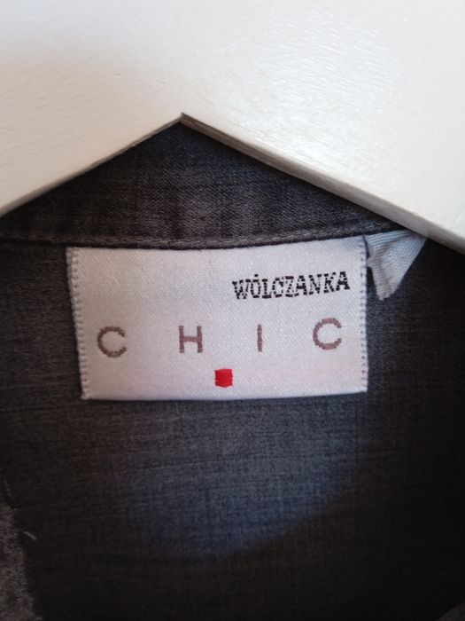 Szara klasyczna koszula na stójce.