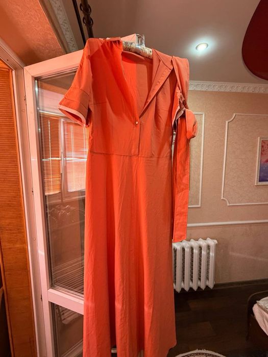 жіночі сукні в гарному стані M L