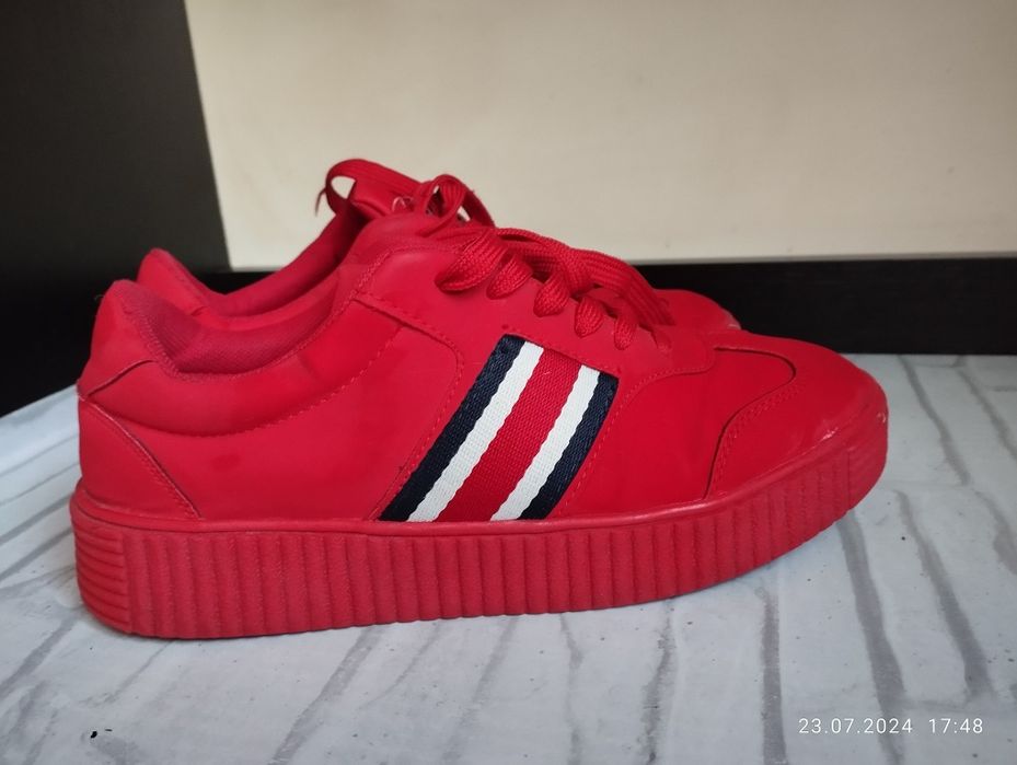 Sportowe obuwie Cropp