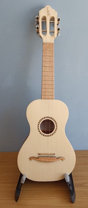 Cavaquinho marca APC.