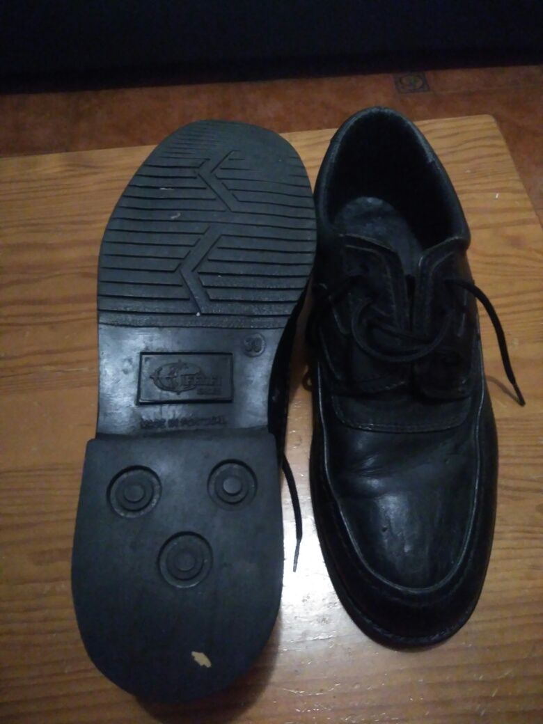 Sapatos pretos de pele