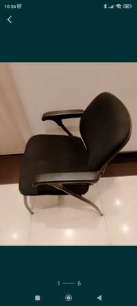 Czarne klasyczne krzeslo biurowe z podlokietnikami