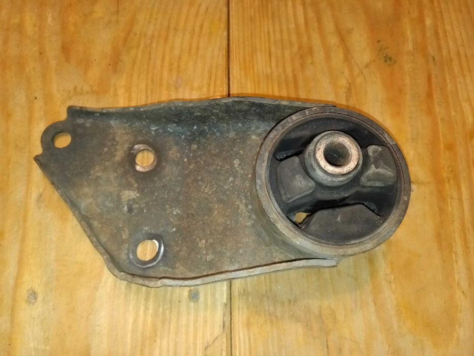 Подушка двигателя боковая левая ваз 2109, 99, 2114, 2115 бу отличная