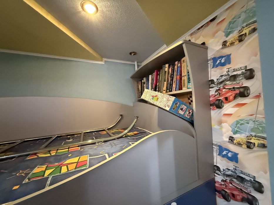 Двухэтажная кровать детская с мебелью вся, шкаф и тд