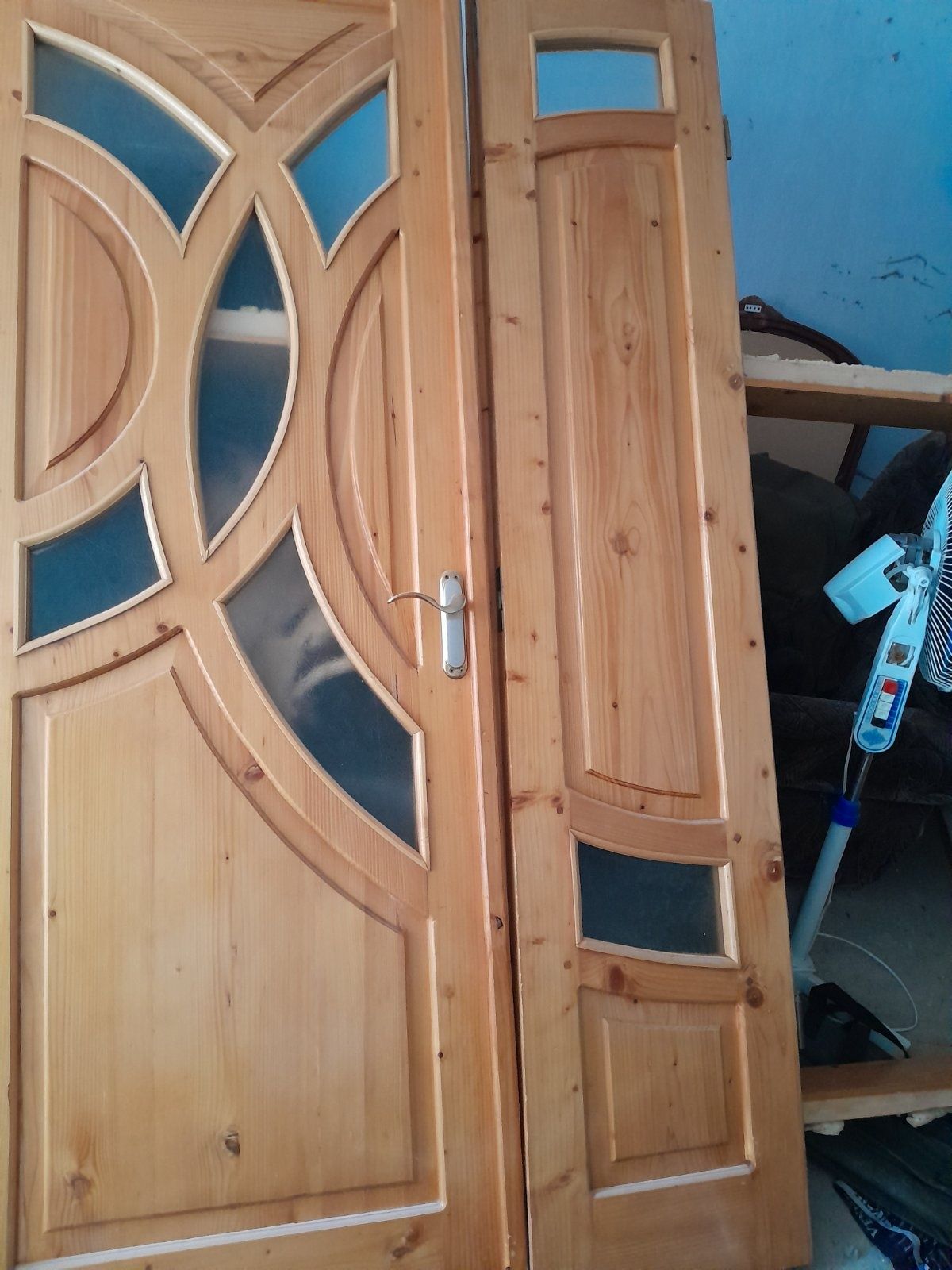 Продам двері з коробкою міжкімнатні з масиву сосни.