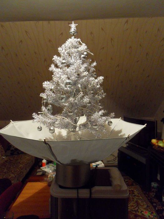 Biała choinka sypiąca śniegiem