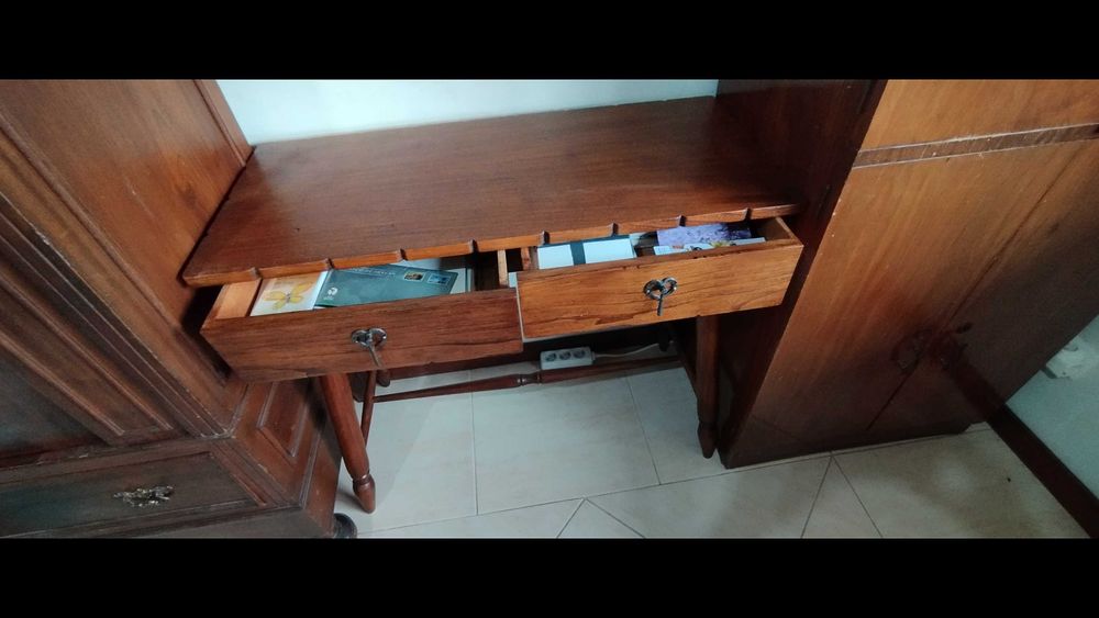 Mesinha anos 70. Peça numerada.