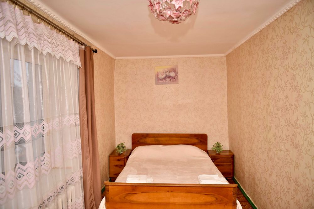 Центр, ТЦ "Київ", 2-к квартира (Нижньовоскресенська, 4)