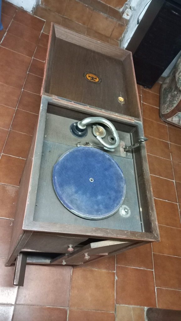 Grafonola antiga com armário