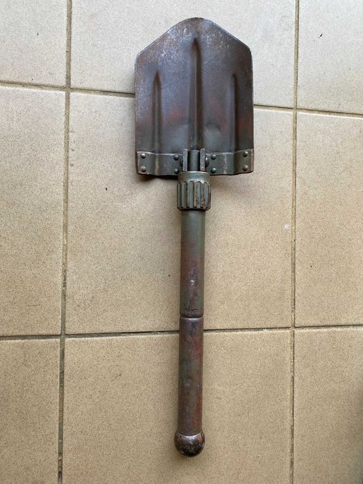 Stara saperka składana.