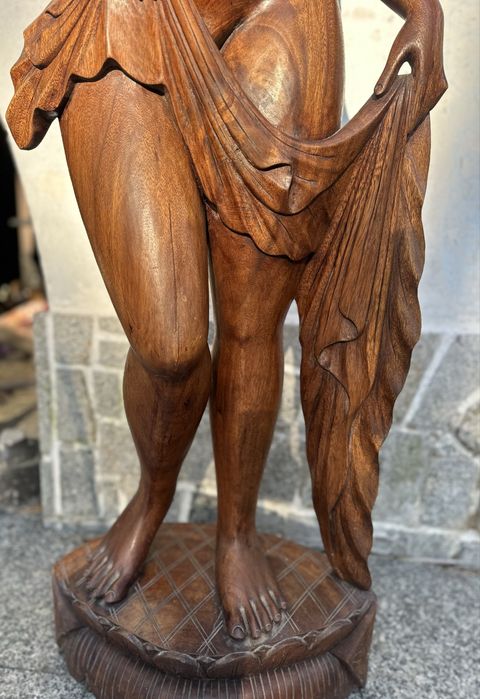 Rzeźbiona figura dekoracyjna drewniana kobieta