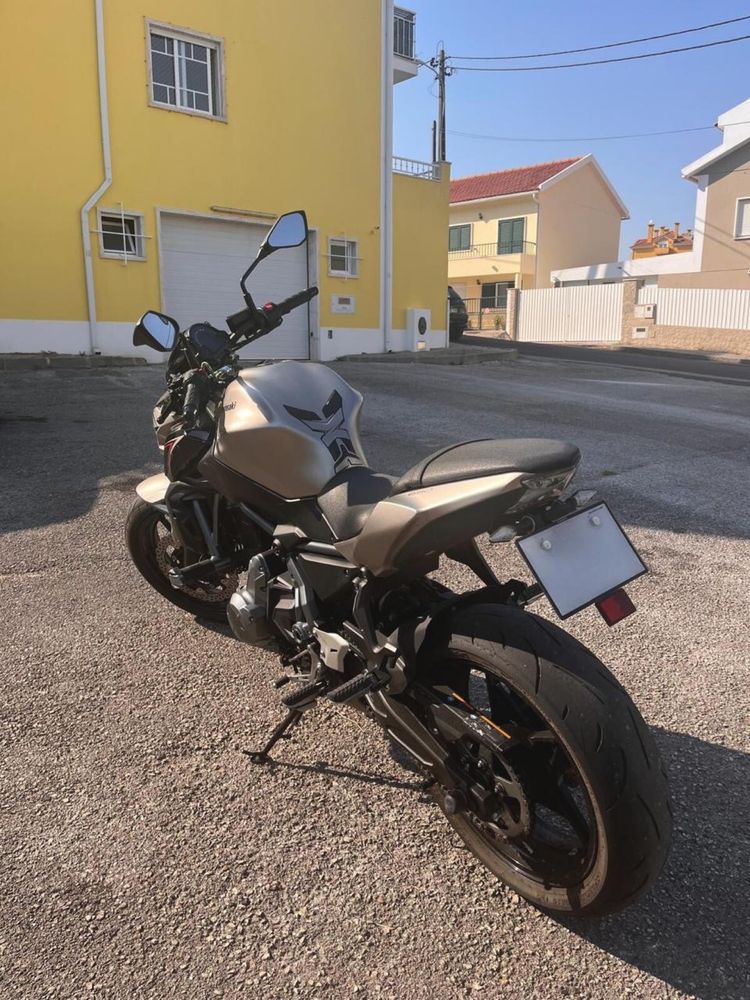 Kawasaki Z650 com apenas 10.500 km