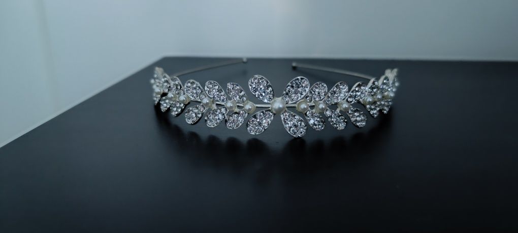 Brincos e tiara de cabelo