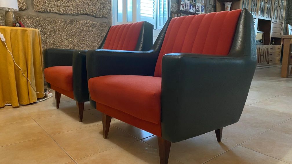 Sofás vintage verde e vermelho