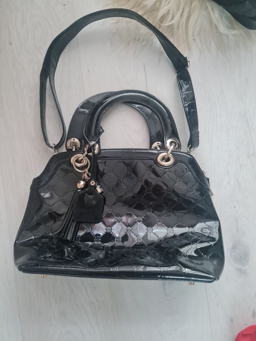 Czarna lakierowana torebka Kazar w bardzo dobrym stanie