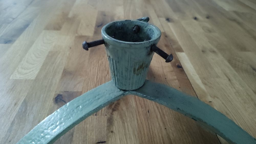 Metalowy stary stojak zabytkowy pod choinkę