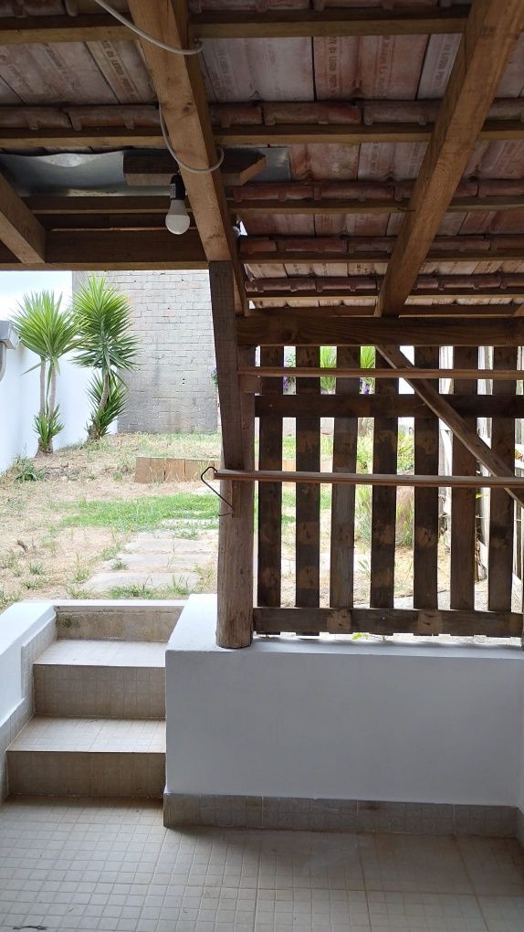 Arrenda-se moradia T1 com terreno
