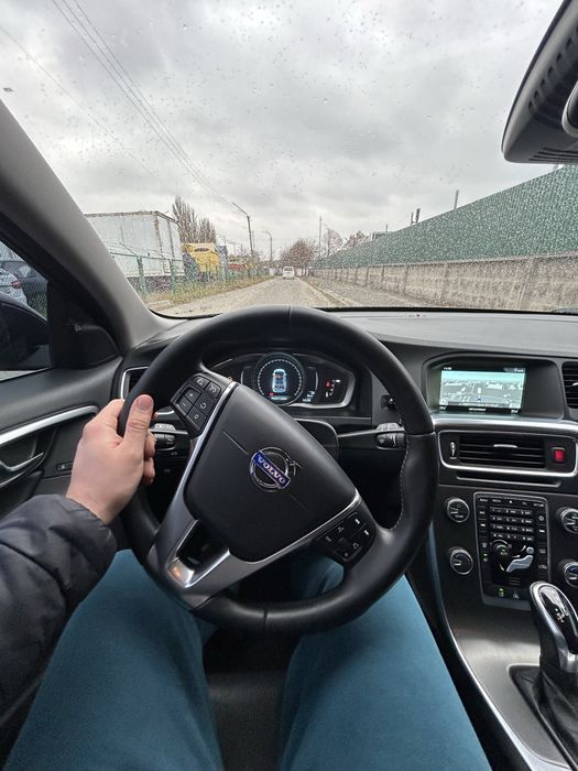 Продам власний Volvo V60 D4 2014