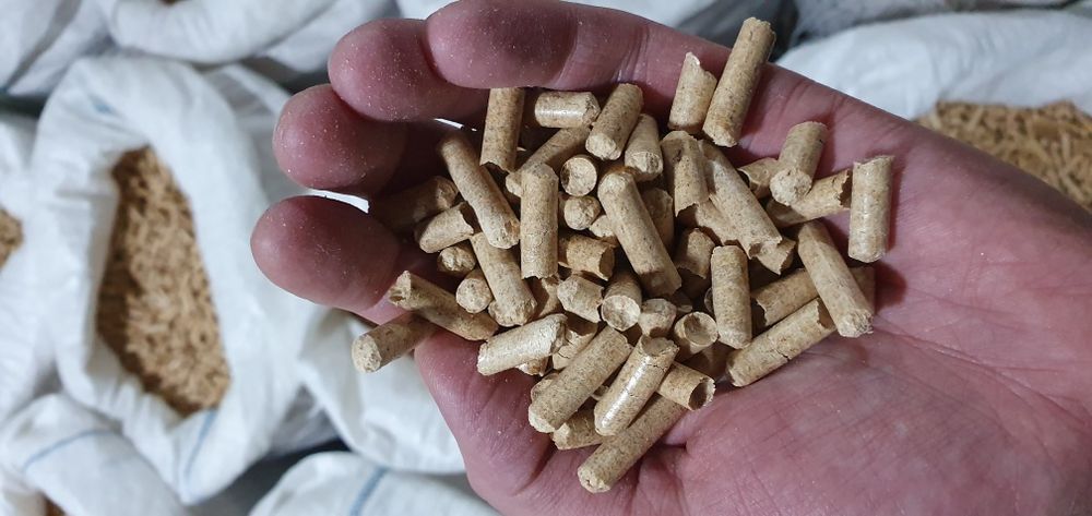 Пеллета 17 грн  1 кг  для отопления и наполнителя  для животных,