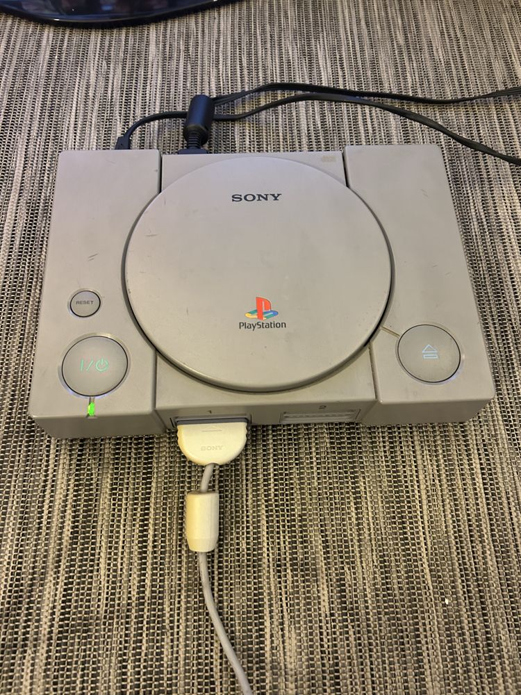 Playstation 1 totalmente funcional, 1 comando 1 jogo à escolha