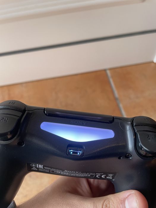 Playstation 4 1TB + Comando Preto PS4