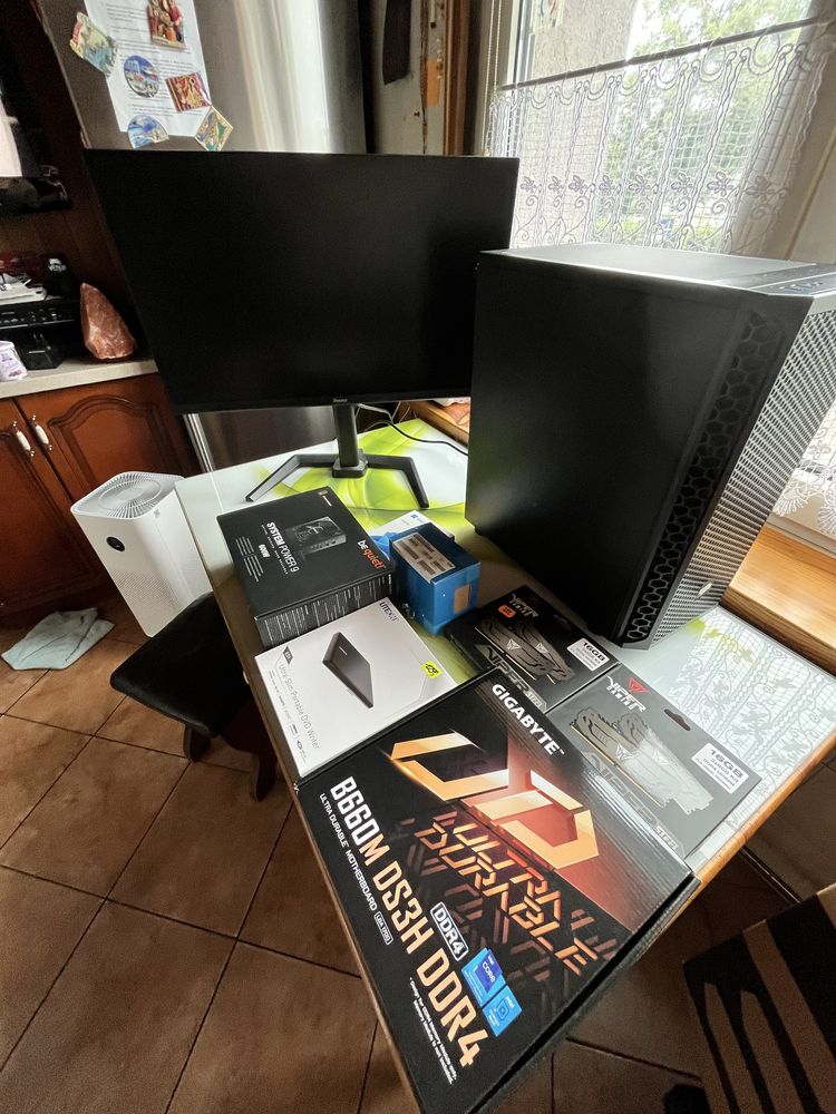 Komputer stacjonarny z monitorem i5 32 GB RAM SSD 1 TB Win11