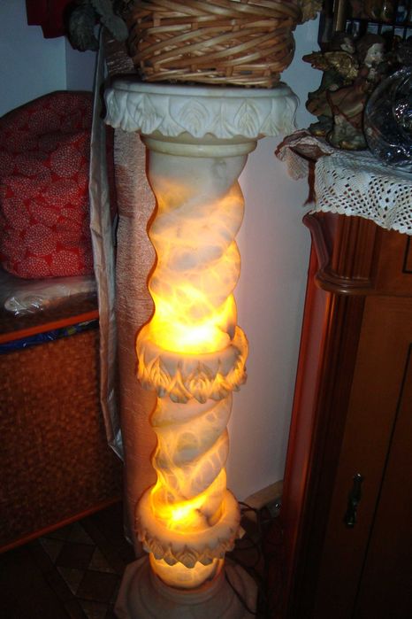 Coluna  de  pedra  decorativa  com  luz  interior