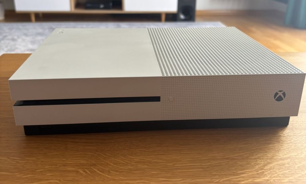 Xbox one s 1tb z UFC 4 i Fifa 19 (bez pada)