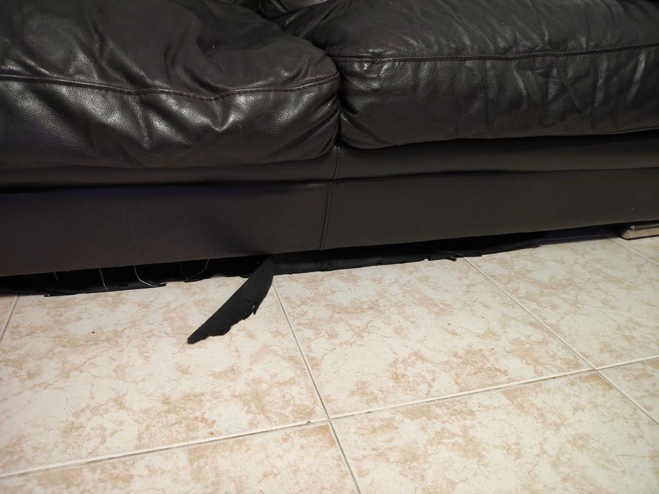 Sofá de pele,preta,usada.263 x 195 x 90