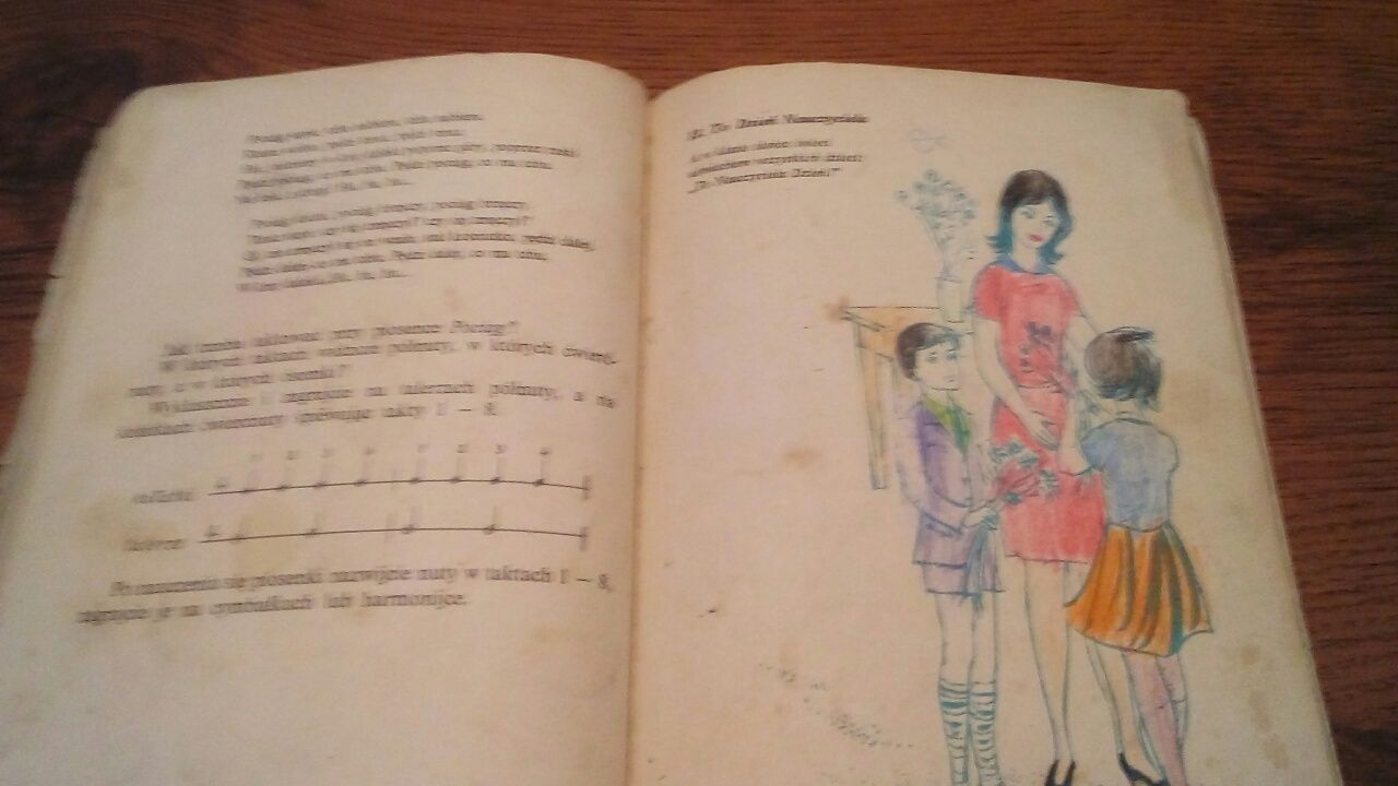 stary podręcznik szkolny do muzyki z czasów PRL